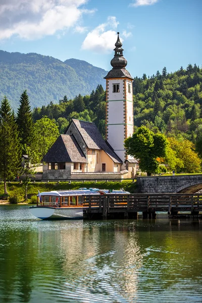 Εκκλησία του Αγίου Ιωάννη του Βαπτιστή, στη λίμνη bohinj, Σλοβενία — Φωτογραφία Αρχείου