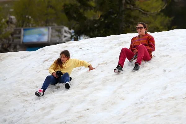 Jenter på en snødekt bakke – stockfoto