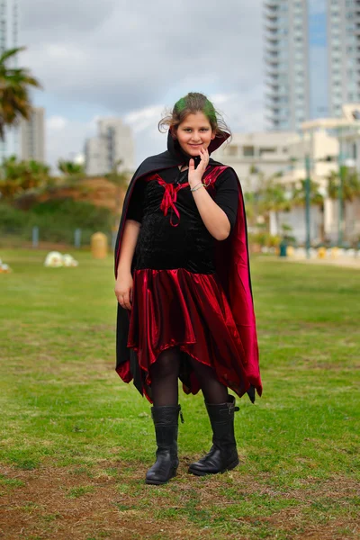 Meisje poseren vampier of heks kostuum — Stockfoto