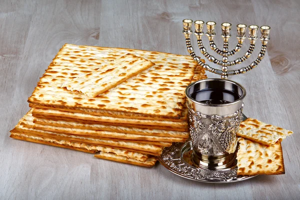 Matzo mit Kiddush-Tasse Wein — Stockfoto