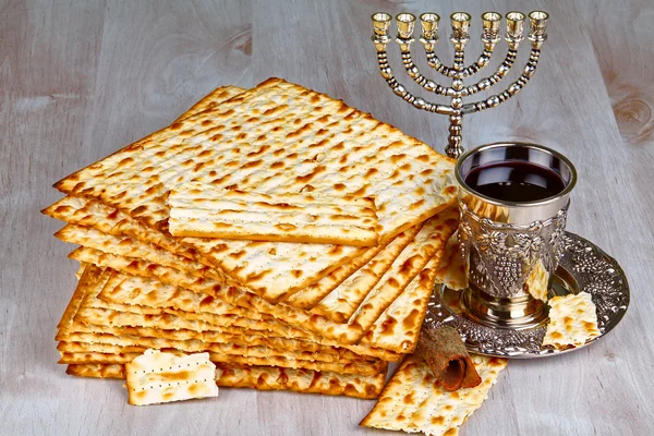 Matzo with kiddush cup of wine — Stock Photo, Image