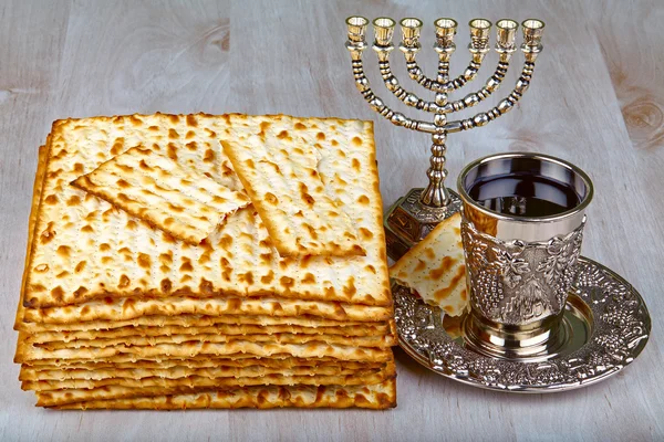 Matzo con tazza di vino kiddush — Foto Stock