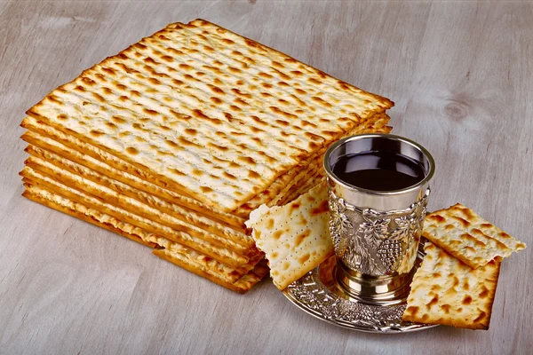 Matzo mit Kiddush-Tasse Wein — Stockfoto