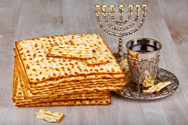 Matzo mit Kiddush-Tasse Wein — Stockfoto