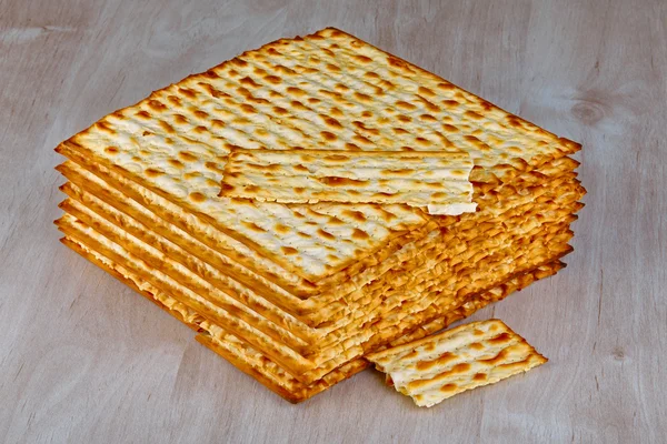 Matzah on wooden table — Stock Photo, Image