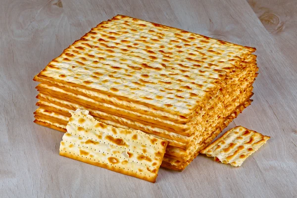 Matzah op houten tafel — Stockfoto