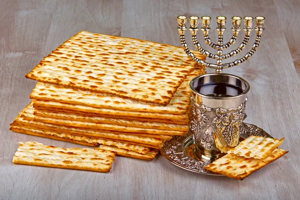 Matzo z kiddush kielich wina — Zdjęcie stockowe