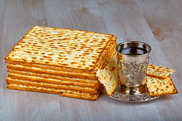 Matzah z kiddush kielich wina — Zdjęcie stockowe