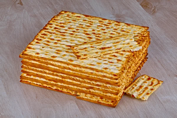 Matzah op houten tafel — Stockfoto