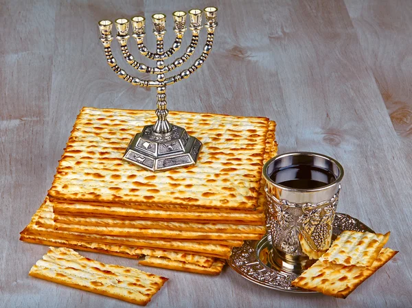 Matzo with kiddush cup of wine — Stock Photo, Image