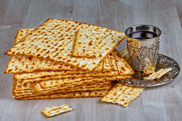 Matzah with kiddush cup of wine — Stock Photo, Image