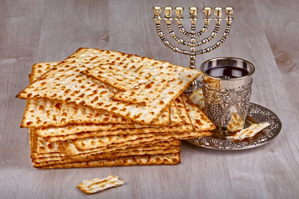 Matzo con copa de vino — Foto de Stock