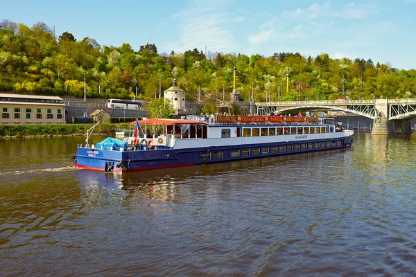 Barco turístico flutuando no rio Vltava — Fotografia de Stock