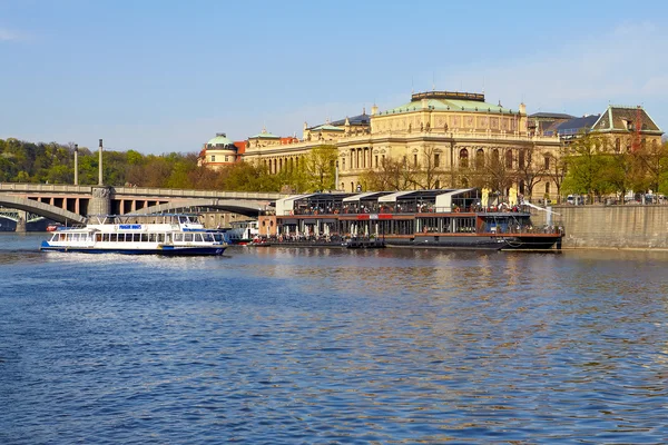 Barcos flutuando no rio Vltava — Fotografia de Stock