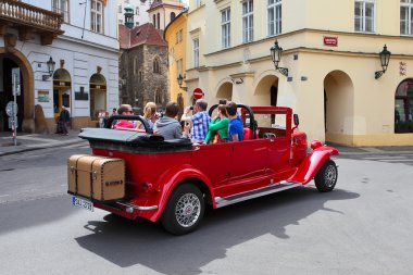 Sokağın ortasında kırmızı retro araba 