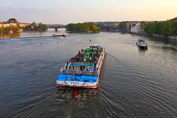 Barco turístico flutuando no rio Vltava — Fotografia de Stock