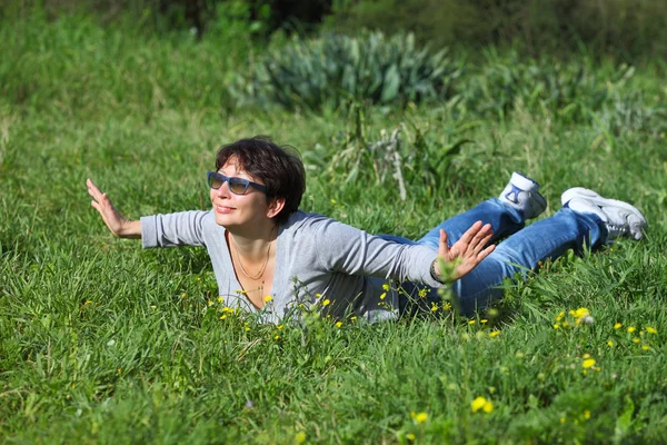 Mujer acostada sobre una hierba verde —  Fotos de Stock
