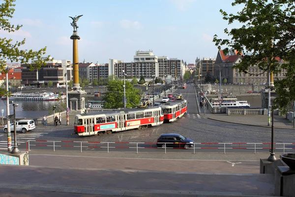 Straßenbahnen über die Cechuv-Brücke in Prag — Stockfoto