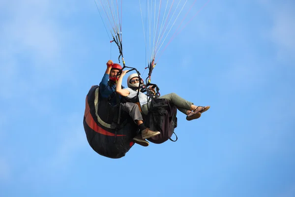 Parapente en el cielo mediterráneo —  Fotos de Stock