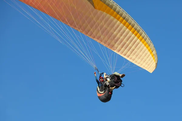 Muž a žena, paragliding — Stock fotografie