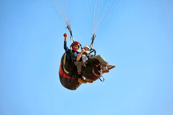 Paragliding in the mediterranean sky — Stock Photo, Image