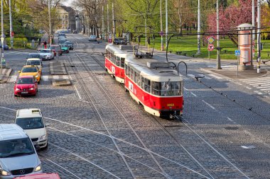 Prag'daki eski Caddesi'ndeki tramvay