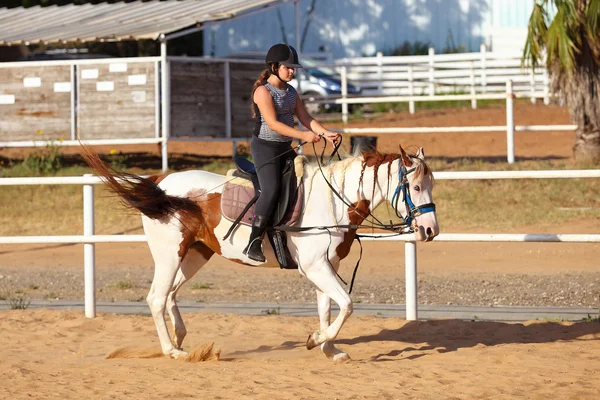 Meisje is het berijden van een paard — Stockfoto