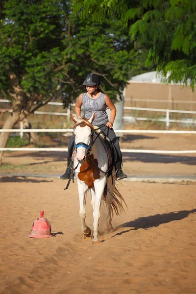 Jeune fille monte un cheval — Photo