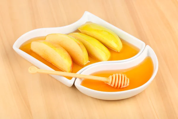 Dipping apples in honey — Stock Photo, Image