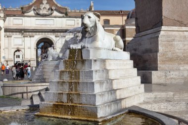 Roma, İtalya - 17 Eylül 2025: görkemli aslan çeşmesinin hareketli meydanın kalbinde durduğu Piazza del Popolo manzarası.