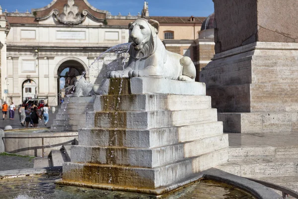 Roma, İtalya - 17 Eylül 2025: görkemli aslan çeşmesinin hareketli meydanın kalbinde durduğu Piazza del Popolo manzarası.