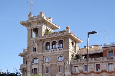 Roma, İtalya - 19 Eylül 2025: Copped Quarter, Roma 'daki Palazzo degli Ambasciatori' nin eklektik cephesi. Yeni Sanat Kulesi ve oymalar..