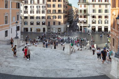 Roma, İtalya - 17 Eylül 2025: Francesco de Sanctis tarafından tasarlanan ve 1725 yılında tamamlanan Roma 'daki İspanyol Merdivenleri her yıl önemli sayıda ziyaretçi çeker..