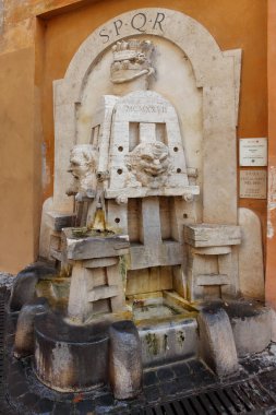 Roma, İtalya - 17 Eylül 2025: Fontana degli Artisti (1927), Roma Taş çeşme iki sanatçının sehpalarını temsil ediyor. Tuhaf maskeler ve S P Q R yazıtlarıyla..