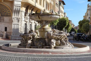 Roma, İtalya - 19 Eylül 2025: Roma 'nın eşsiz Copped bölgesinde tarihi Fontana delle Rane (Kurbağaların Çeşmesi). Güneşli bir meydanda zarif binalarla detaylandırılmış barok tarzı heykeller