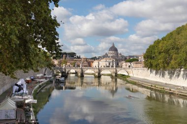 Roma, İtalya - 16 Eylül 2025: Ponte Sant 'Angelo, St. Peter Meydanı' nı ve Aziz Peter Bazilikası 'nın görkemli kubbesini nefes kesici bir şekilde görüyor..