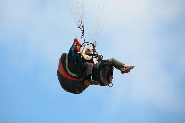 Gleitschirmfliegen — Stockfoto