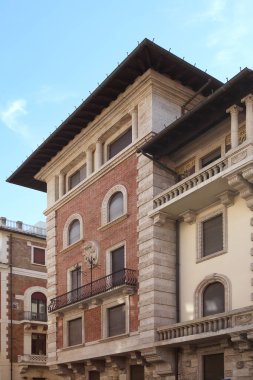 Roma, İtalya - 19 Eylül 2025: Roma 'nın Copped Quarter' ında Karmaşık Sanat Nouveau mimarisi. Kırmızı tuğlalı, yontulmuş taşlı, kemerli pencereli ve süslü balkonlu ayrıntılı yerleşim yerleri. Fantezi bölgesi, İtalya