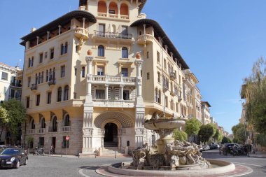 Roma, İtalya - 19 Eylül 2025: Süslü Fontana delle Rane (Kurbağaların Çeşmesi) ve eşsiz Copped Quarter Piazza Mincio 'nun eklektik mimarisi.