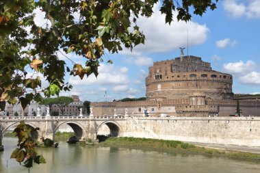 Roma, İtalya - 16 Eylül 2025: Roma Tiber Nehri üzerindeki SantAngelo Kalesi 'nin manzarası,