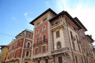 Roma, İtalya - 19 Eylül 2025: Roma 'nın Copped Quarter' ında Karmaşık Sanat Nouveau mimarisi. Kırmızı tuğlalı, yontulmuş taşlı, kemerli pencereli ve süslü balkonlu ayrıntılı yerleşim yerleri. Fantezi bölgesi, İtalya