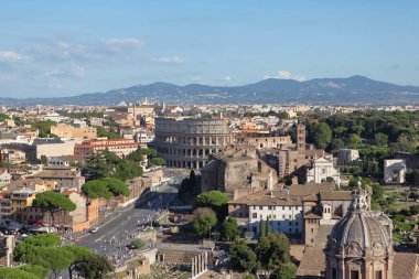 Roma, İtalya - 21 Eylül 2025: Antik tapınaklar ve Maxentius Bazilikası da dahil olmak üzere Roma Forum kalıntılarının havadan görünüşü. 