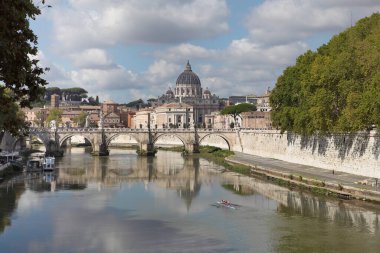 Roma, İtalya - 16 Eylül 2025: Ponte Sant 'Angelo, St. Peter Meydanı' nı ve Aziz Peter Bazilikası 'nın görkemli kubbesini nefes kesici bir şekilde görüyor..