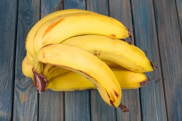 Bananer på ett träbord — Stockfoto