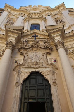 Roma, İtalya - 16 Eylül 2025: Roma, İtalya 'daki Santa Maria Maddalena Kilisesi' nin Rokoko cephesi. Süslü sıva, heykeller ve karmaşık mimari detaylar.