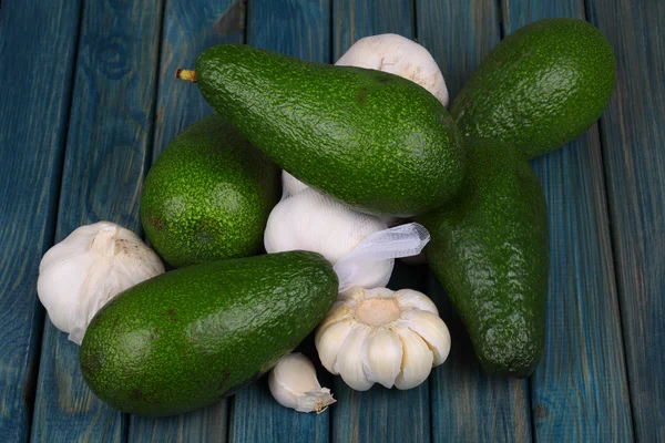 Aguacate y ajo sobre una mesa de madera —  Fotos de Stock