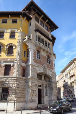 Roma, İtalya - 19 Eylül 2025: Art Nouveau ve Barok tarzı sarı Palazzo del Ragno Roma 'nın eşsiz Copped bölgesinde. Zengin detaylı, eklektik mimari ünlü bir dönüm noktasıdır.