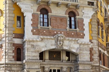 Roma, İtalya - 19 Eylül 2025: Art Nouveau ve Barok tarzı sarı Palazzo del Ragno Roma 'nın eşsiz Copped bölgesinde. Zengin detaylı, eklektik mimari ünlü bir dönüm noktasıdır.