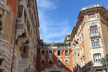 Roma, İtalya - 19 Eylül 2025: Roma 'nın fantastik Copped bölgesinde büyükelçilerin saraylarını birbirine bağlayan Art Nouveau kemeri. Süslü cephe dekorasyonlu eklektik mimari