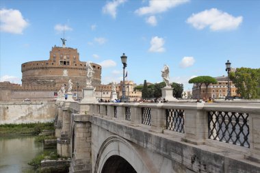 Roma, İtalya - 16 Eylül 2025: Roma, İtalya 'daki Castel Sant' Angelo kalesine giden Ponte Sant 'Angelo köprüsündeki kalabalık. Rönesans meleği heykelleriyle eski bir köprü.